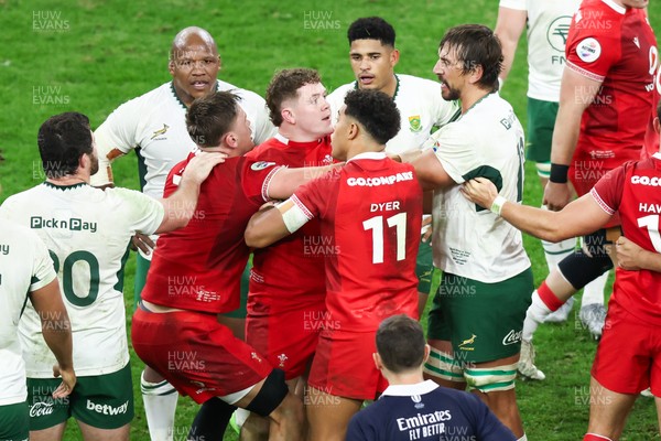 291125 - Wales v South Africa - Quilter Nations Series - Eben Etzebeth of South Africa and Alex Mann of Wales tussle before Eben Etzebeth is shown a red card for making contact with his eye