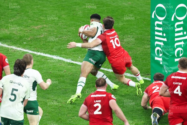 291125 - Wales v South Africa - Quilter Nations Series - Sacha Feinberg-Mngomezulu of South Africa scores a try despite the tackle of Dan Edwards of Wales