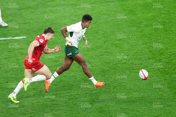 291125 - Wales v South Africa - Quilter Nations Series - Canan Moodie of South Africa kicks ahead on his way to scoring a try