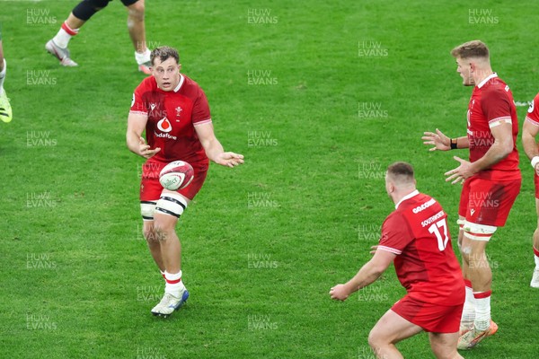 291125 - Wales v South Africa - Quilter Nations Series - Ben Carter of Wales passes the ball