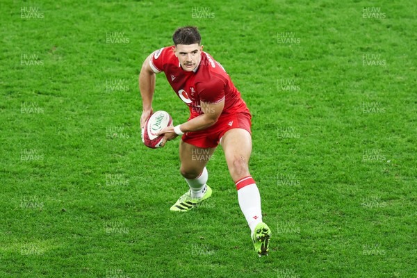 291125 - Wales v South Africa - Quilter Nations Series - Joe Hawkins of Wales passes the ball