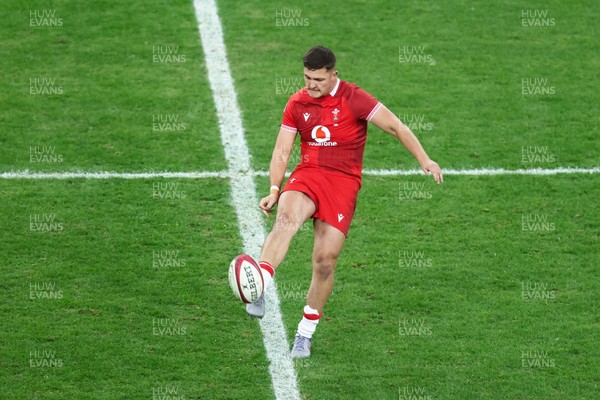 291125 - Wales v South Africa - Quilter Nations Series - Callum Sheedy of Wales kicks the ball
