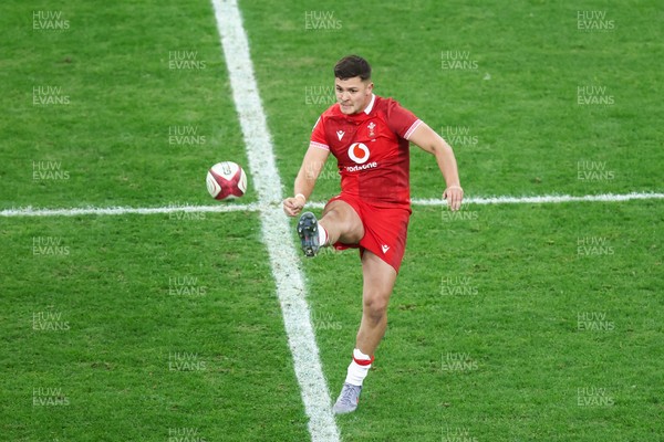 291125 - Wales v South Africa - Quilter Nations Series - Callum Sheedy of Wales kicks the ball
