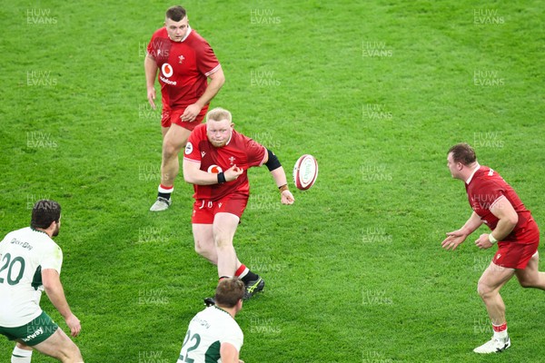 291125 - Wales v South Africa - Quilter Nations Series - Keiron Assiratti of Wales passes the ball to Dewi Lake