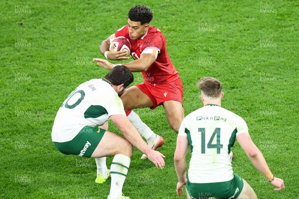 291125 - Wales v South Africa - Quilter Nations Series - Rio Dyer of Wales tries to get past Marco van Staden of South Africa