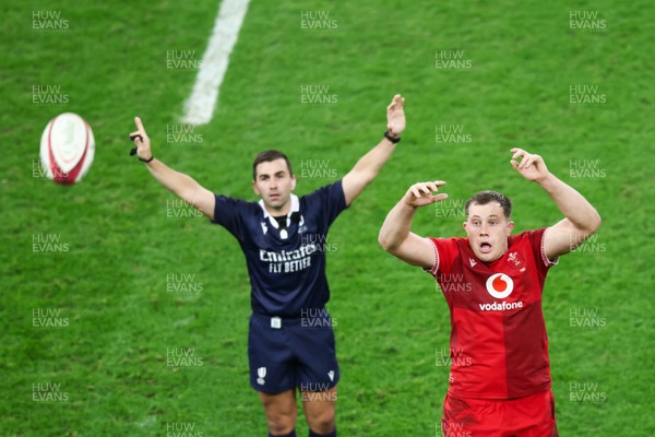 291125 - Wales v South Africa - Quilter Nations Series - Ben Carter of Wales goes up for a lineout