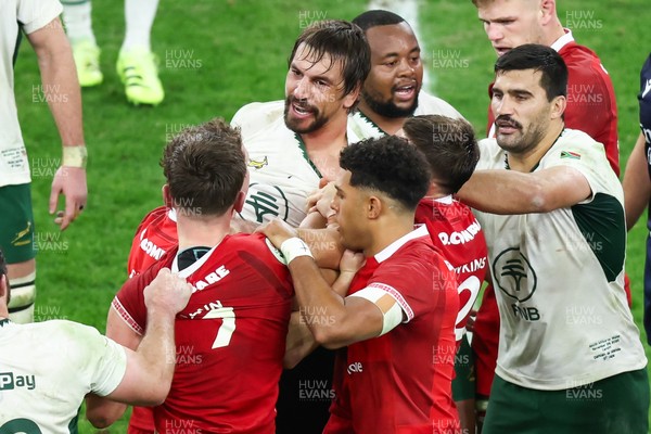291125 - Wales v South Africa - Quilter Nations Series - Eben Etzebeth of South Africa and Alex Mann of Wales tussle before Eben Etzebeth is shown a red card for making contact with his eye