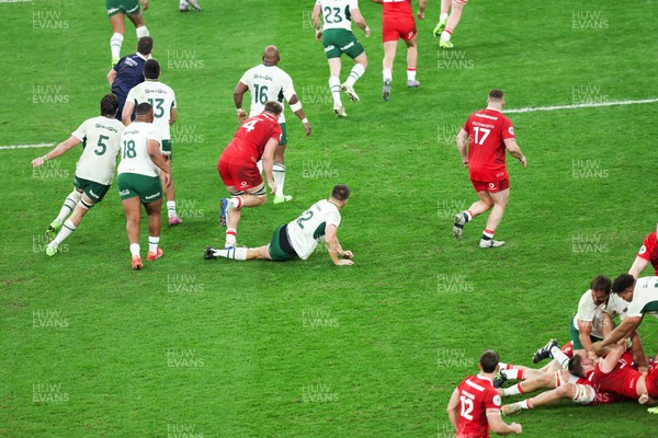 291125 - Wales v South Africa - Quilter Nations Series - Alex Mann of Wales and Eben Etzebeth of South Africa tussle on the floor ahead of the incident that led to Eben Etzebeth being sent off