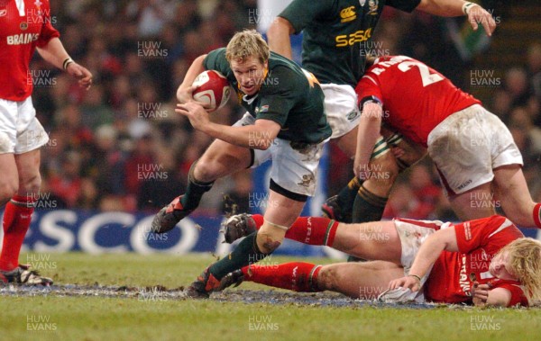 19.11.05 - Wales v South Africa South Africa's Jean De Villiers tries to get through 