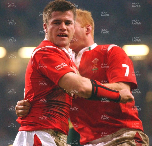 19.11.05 - Wales v South Africa Wales' Ceri Sweeney celebrates his try with Martyn Williams 