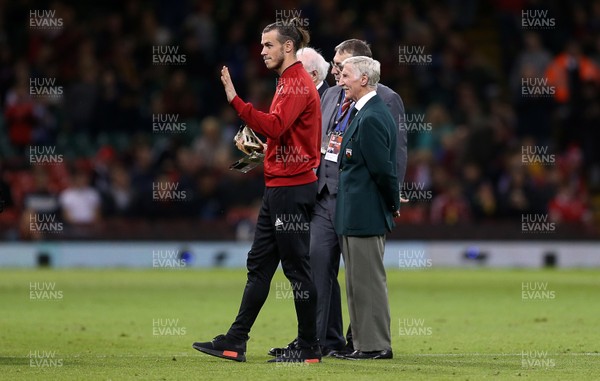111018 - Wales v Spain - International Friendly - Gareth Bale receives an award on the pitch at half time
