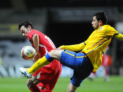 03.03.10 - International Football Friendly, Wales v Sweden Wales' Simon Davies is challenged by Sweden's Behrang Safari 