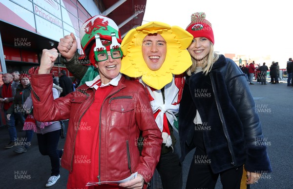 171118 - Wales v Tonga - Under Armour Series - Fans outside the stadium