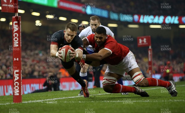 171118 - Wales v Tonga - Under Armour Series - Liam Williams of Wales dives over to score a try in the corner despite being tackled by Sitiveni Mafi of Tonga