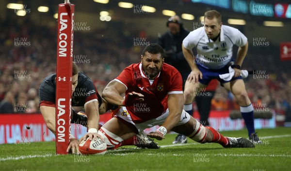 171118 - Wales v Tonga - Under Armour Series - Liam Williams of Wales dives over to score a try in the corner despite being tackled by Sitiveni Mafi of Tonga
