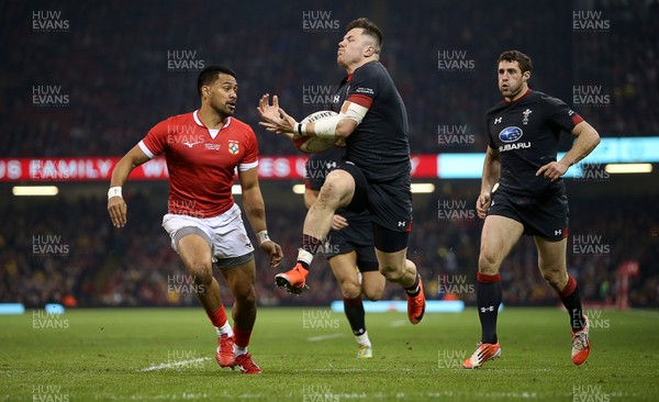 171118 - Wales v Tonga - Under Armour Series - Steff Evans of Wales gets under the ball to score a try
