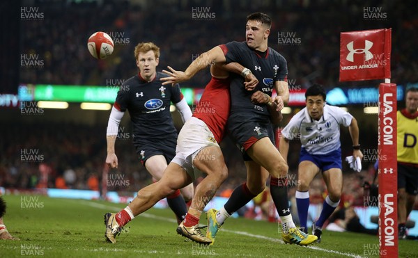 171118 - Wales v Tonga - Under Armour Series - Owen Watkin of Wales passes the ball back to Tyler Morgan who goes to score a try