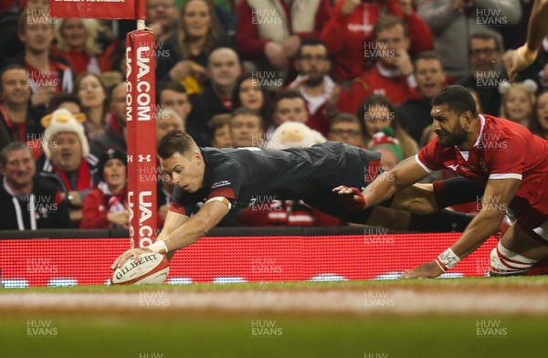 171118 - Wales v Tonga, Under Armour Series 2018 - Liam Williams of Wales dives in to score try