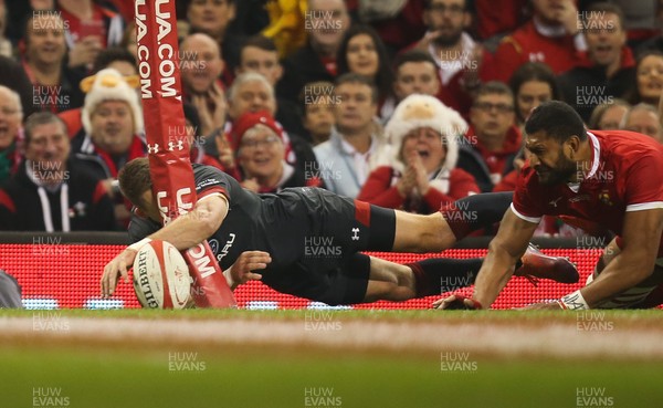 171118 - Wales v Tonga, Under Armour Series 2018 - Liam Williams of Wales dives in to score try