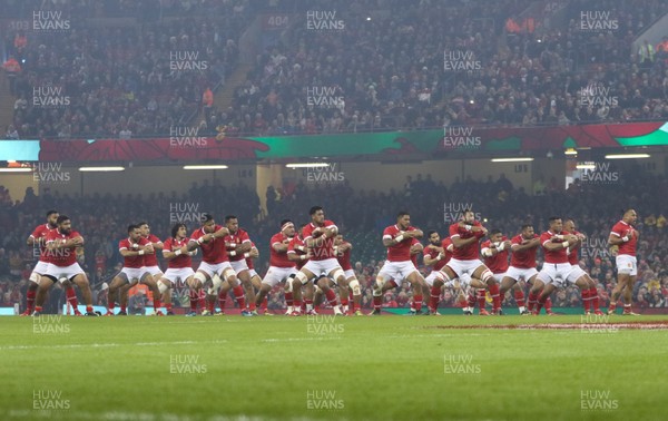 171118 - Wales v Tonga, Under Armour Series 2018 - Tonga perform the Sipi Tau at the start of the match