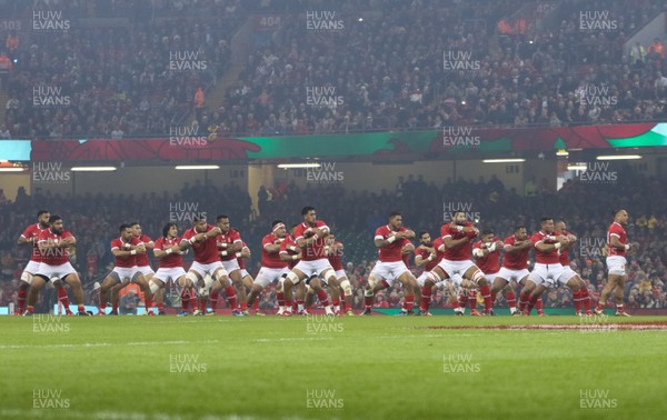 171118 - Wales v Tonga, Under Armour Series 2018 - Tonga perform the Sipi Tau at the start of the match