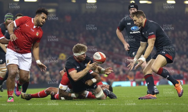 171118 - Wales v Tonga, Under Armour Series 2018 - Aaron Wainwright of Wales passes to Dan Biggar of Wales to set up the second try