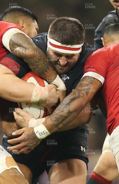 171118 - Wales v Tonga, Under Armour Series 2018 - Wyn Jones of Wales is held by the Tongan defence