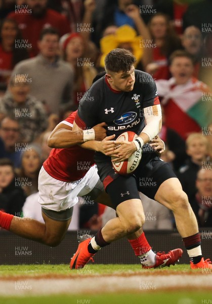 171118 - Wales v Tonga, Under Armour Series 2018 - Steff Evans of Wales takes the ball to score try