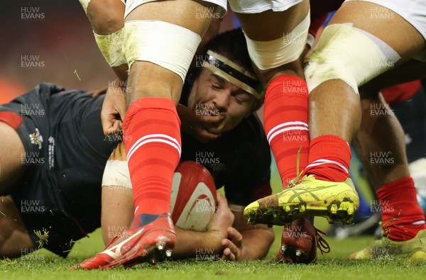 171118 - Wales v Tonga, Under Armour Series 2018 - Ellis Jenkins of Wales is tackled by Mike Faleafa of Tonga