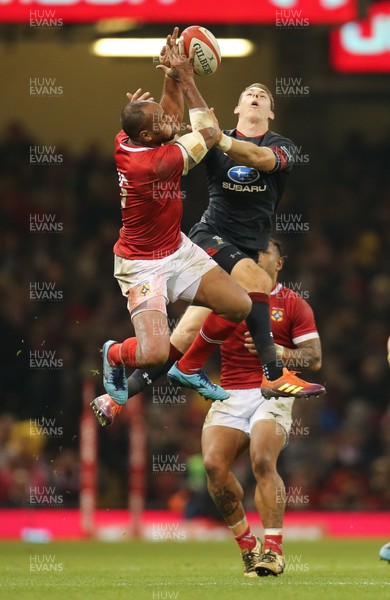171118 - Wales v Tonga, Under Armour Series 2018 - Vunga Lilo of Tonga and Liam Williams of Wales compete for the ball