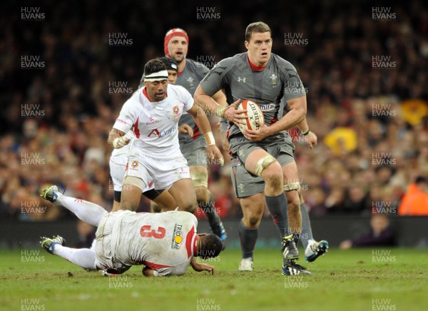 221113 Wales v Tonga…Wales Ian Evans leaves Sila Puafisi of Tonga in his wake(c) Huw Evans, Cardiff