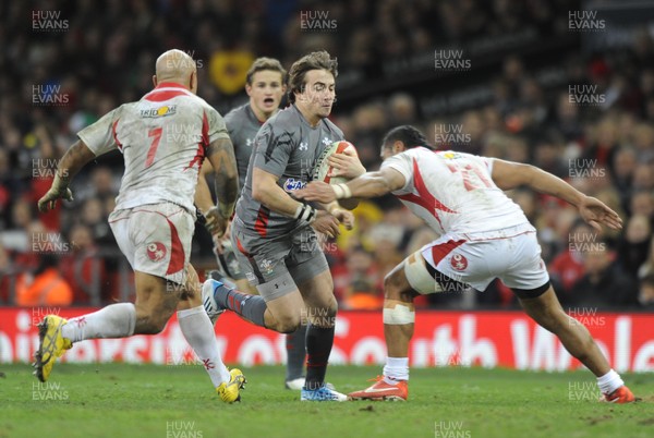 221113 Wales v TongaÉRhodri Williams of Wales tries to find a way through on his debut(c) Huw Evans, Cardiff