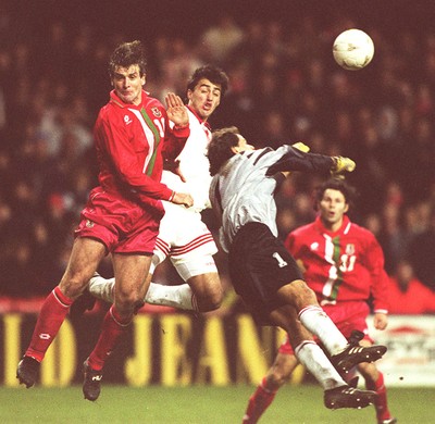 141296 - Wales v Turkey - Mark Hughes of Wales is foiled by Jenalettin Senturk and keeper Engin Ipekoglu