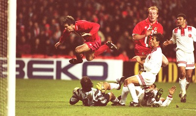 141296 - Wales v Turkey - Mark Hughes of Wales is foiled by keeper Engin Ipekoglu