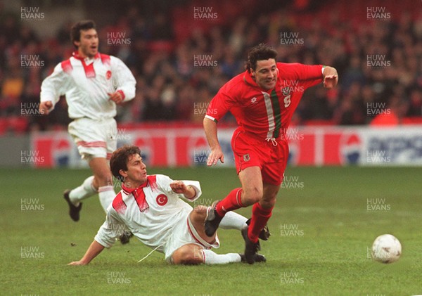 141296 - Wales v Turkey - Dean Saunders of Wales pulls away from Kemalettin Senturk
