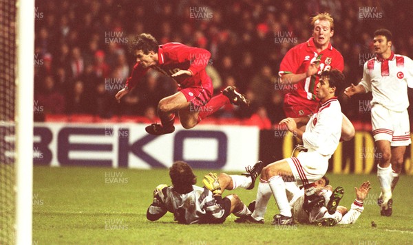 141296 - Wales v Turkey - Mark Hughes of Wales is foiled by keeper Engin Ipekoglu
