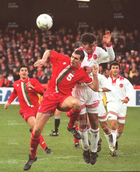 141296 - Wales v Turkey - Andy Melville of Wales is out jumped by Abdullah Ercan