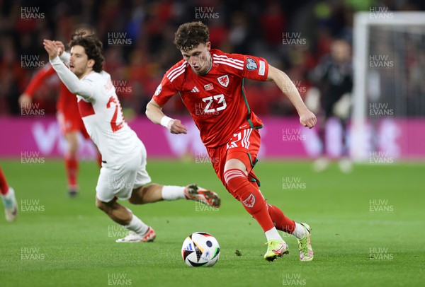 211123 - Wales v Turkey - UEFA Euro 2024 Qualifier - Nathan Broadhead of Wales makes a break