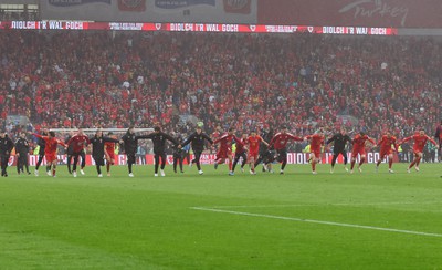 050622 -  Wales v Ukraine, World Cup Qualifying Play Off Final - Wales players celebrate as they reach the World Cup Finals