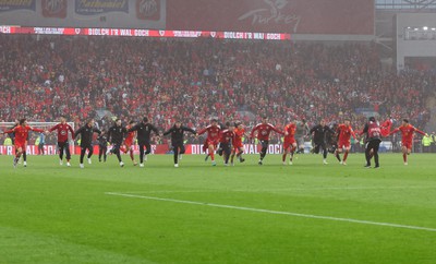 050622 -  Wales v Ukraine, World Cup Qualifying Play Off Final - Wales players celebrate as they reach the World Cup Finals