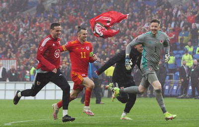 050622 -  Wales v Ukraine, World Cup Qualifying Play Off Final - Gareth Bale of Wales and Wales goalkeeper Wayne Hennessey celebrates as Wales reach the World Cup Finals