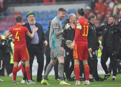 050622 -  Wales v Ukraine, World Cup Qualifying Play Off Final - Wales goalkeeper Wayne Hennessey and Gareth Bale of Wales celebrate as Wales reach the World Cup Finals