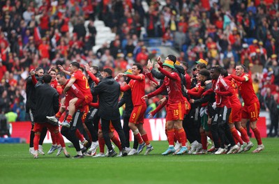 050622 -  Wales v Ukraine, World Cup Qualifying Play Off Final - Wales players celebrate as Wales reach the World Cup Finals