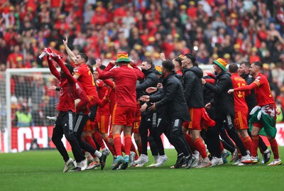 050622 -  Wales v Ukraine, World Cup Qualifying Play Off Final - Wales players celebrate as Wales reach the World Cup Finals