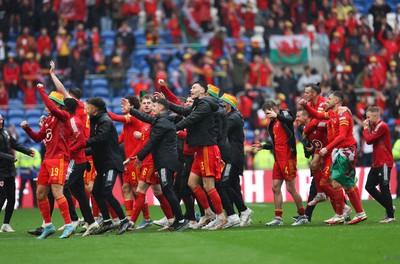 050622 -  Wales v Ukraine, World Cup Qualifying Play Off Final - Wales players celebrate as Wales reach the World Cup Finals