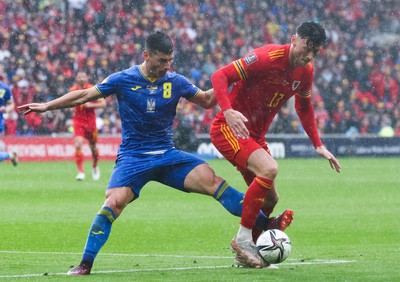 050622 -  Wales v Ukraine, World Cup Qualifying Play Off Final - Kieffer Moore of Wales holds off Ruslan Malinovskyi of Ukraine