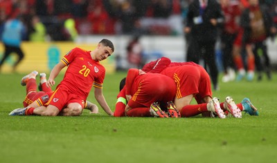 050622 -  Wales v Ukraine, World Cup Qualifying Play Off Final - Wales players celebrate on the final whistle as they reach the World Cup Finals