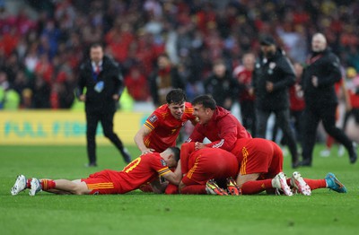 050622 -  Wales v Ukraine, World Cup Qualifying Play Off Final - Wales players celebrate on the final whistle as they reach the World Cup Finals