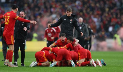 050622 -  Wales v Ukraine, World Cup Qualifying Play Off Final - Wales players celebrate on the final whistle as they reach the World Cup Finals