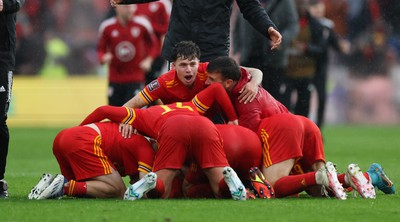 050622 -  Wales v Ukraine, World Cup Qualifying Play Off Final - Wales players celebrate on the final whistle as they reach the World Cup Finals